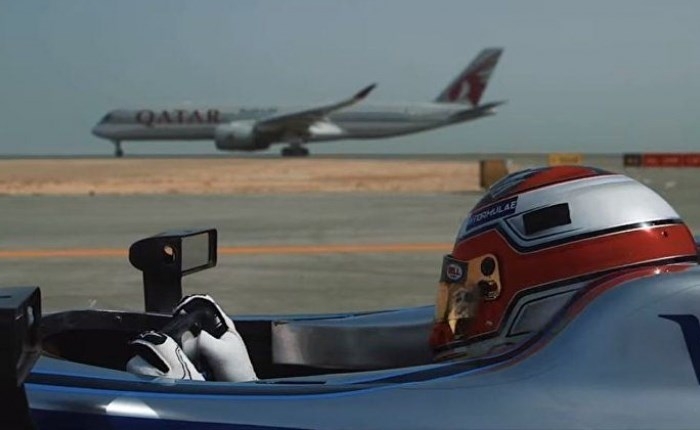 شاهد بالفيديو..سيارة فورمولا 1 تسابق طائرة بوينغ في مطار الدوحة