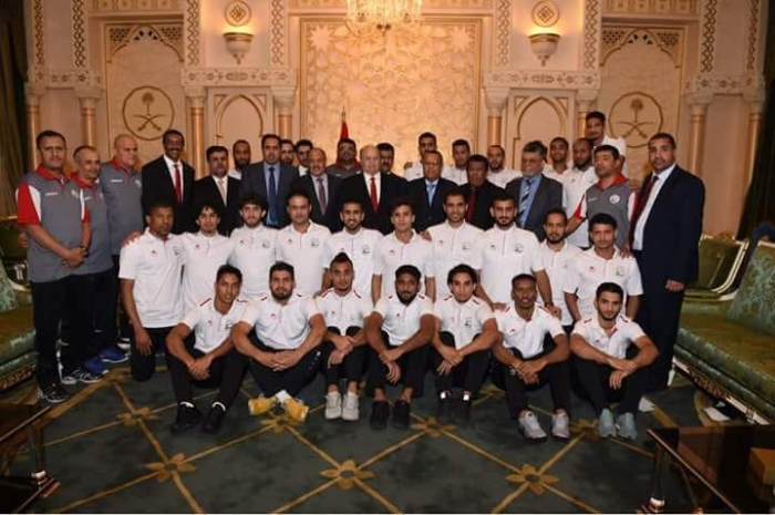 الرئيس هادي يكرم المنتخب اليمني بـ 60 مليون ريال ودرجة وظيفية لكل لاعب بحضور الاحمر وبن دغر