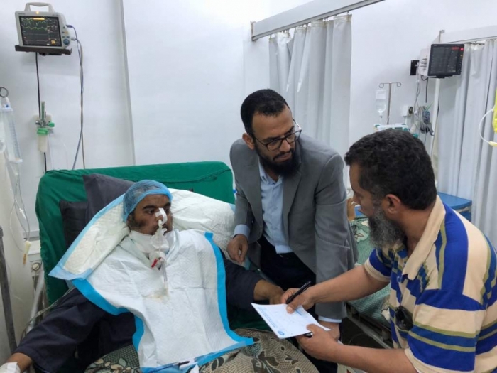 صورة :  نقل القائد حمدي شكري للعلاج في مصر بعد زيارته من قبل هاني بن بريك