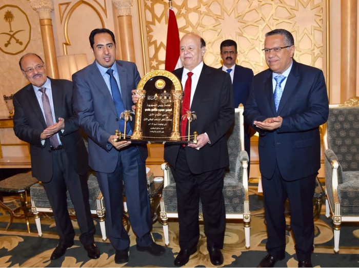 نايف البكري يهدي لرئيس الجمهورية ونائبه ورئيس الوزراء درع وزارة الشباب والرياضة