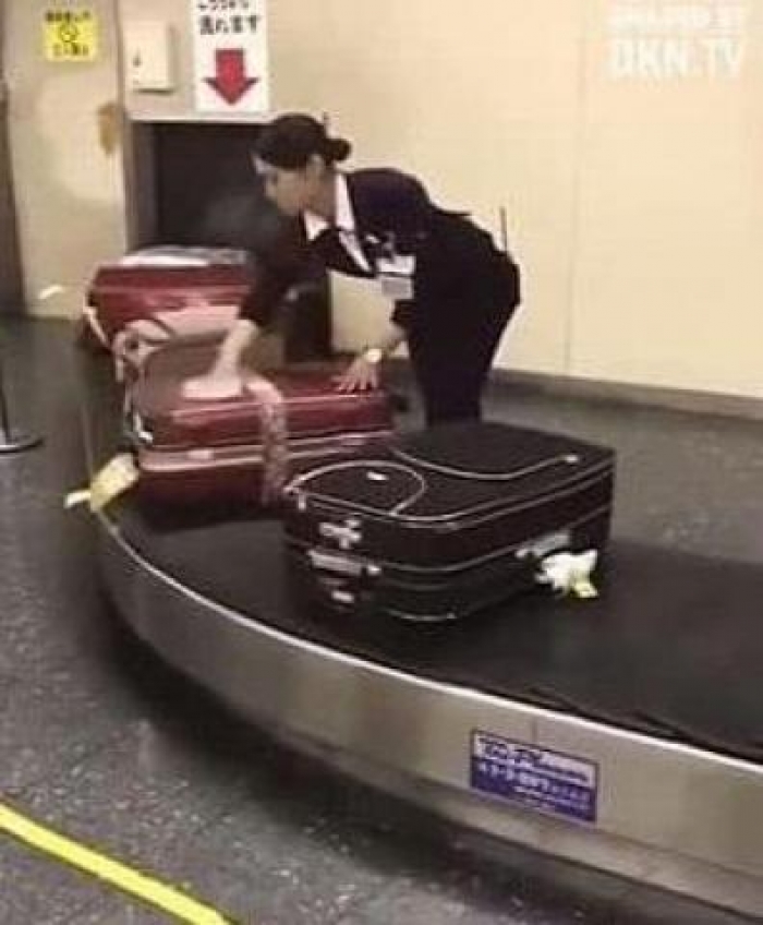 شاهد بالفيديو: ما تفعله موظفة بحقائب المسافرين في احد مطارات اليابان ( شيء مخجل )