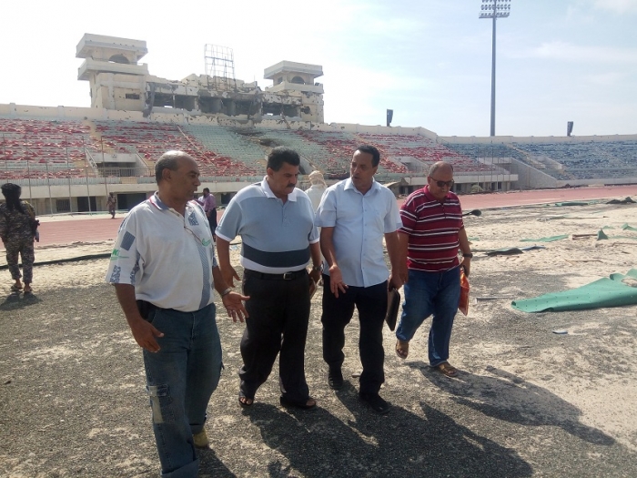 مدير عام مكتب الشباب والرياضة بعدن يطلع على حجم الأضرار بالمدينة الرياضية بالشيخ عثمان
