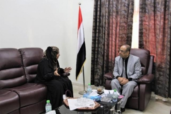 (افراح بادويلات) رئيس هيئة مكافحة الفساد تظهر في عدن وتتحدث عن تهديدات الحوثيين لها .. صورة