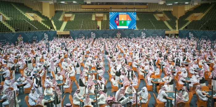 صورة لمشاركين في بطولة “البلوت” بالسعودية تبدد دعاوى التحريم