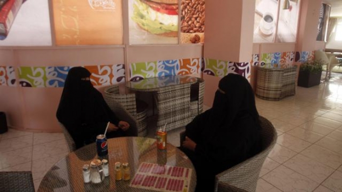 مقاهي صنعاء.. آخر المساحات الآمنة لنسائها