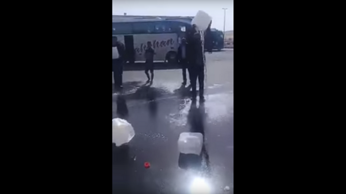 السعودية تجبر المعتمرين الأردنيين على سكب مياه زمزم والرياض توضح (فيديو)