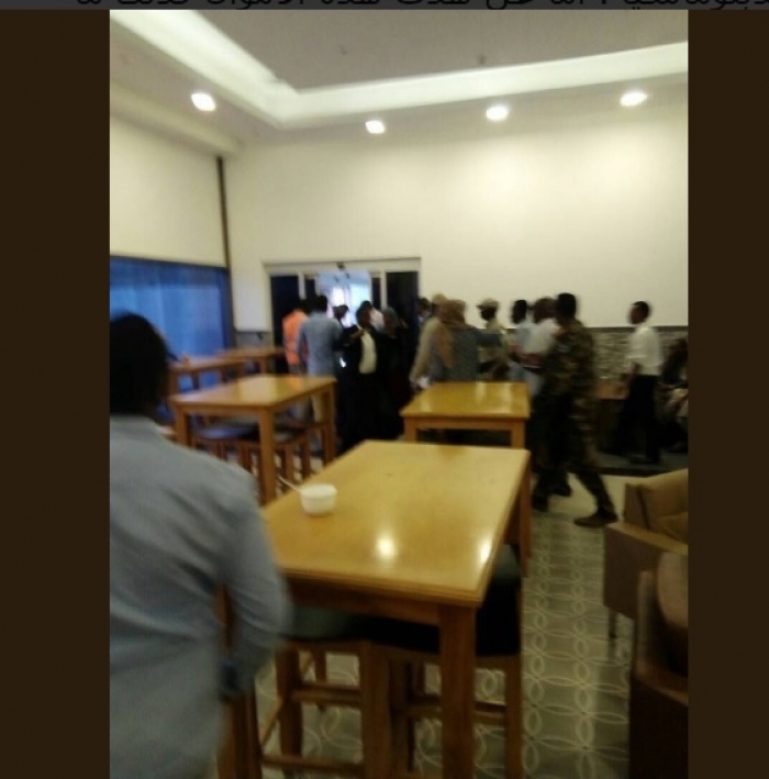 شاهد الصورة :ماذا فعلت السلطات الصومالية  بالسفير الاماراتي ولماذا صادرت 10 مليون دولار من طائرته الخاصة ؟!