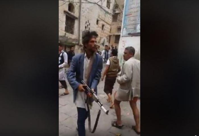 إب: الحوثيون يطلقون النار داخل الجامع الكبير لإجبار المصلين على ترديد الصرخة ومقتل مسن أثناء التدافع (فيديو)