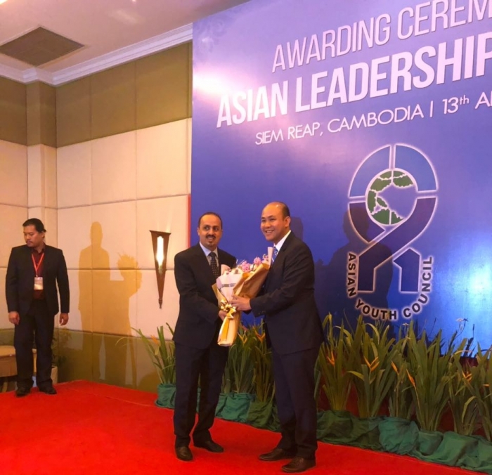 مجلس شباب آسيا يمنح وزير الاعلام معمر الإرياني جائزة القيادة الاسيوية ( صور )