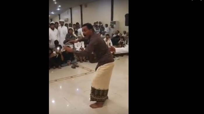 بالفيديو.. شاهد اليمني الذي أذهل الحضور بطريقة رقصه