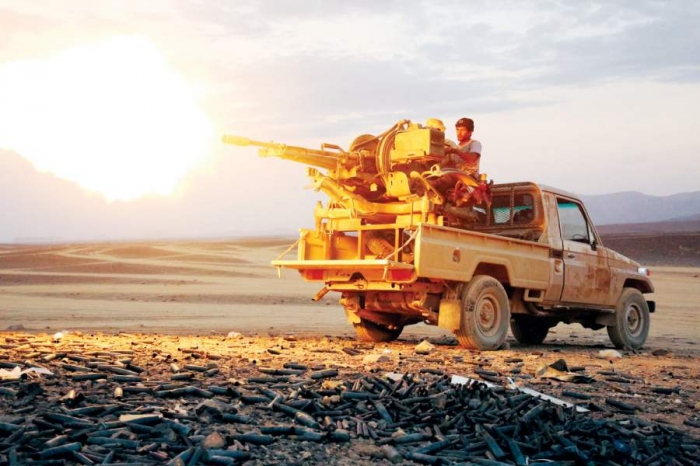 بعد اشتعال جبهات القتال في 3 محافظات.. ما الجبهة الأكثر خطرا على الحوثيين؟