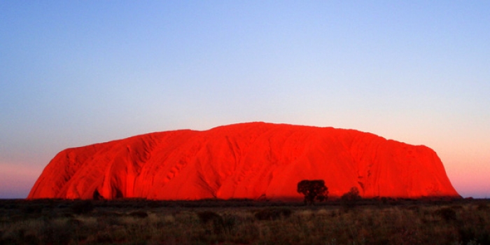 ما سر صخرة أولورو المتلونة بأستراليا؟