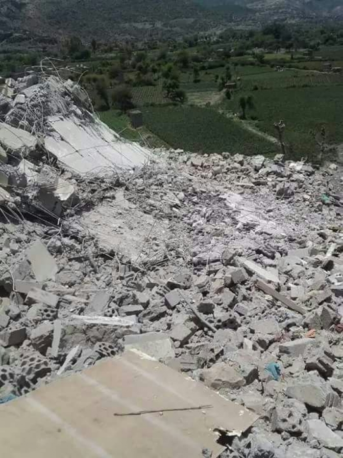 بالصور: مليشيا الحوثي تفجر منزل مواطن في منطقة الحيمة بتعز