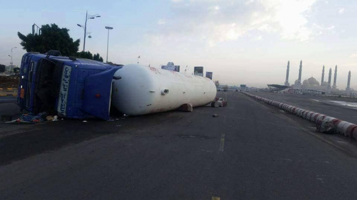 شاهد الحادث الذي وقع اليوم وكاد يؤدي لكارثة فى العاصمة صنعاء (صورة وتفاصيل)