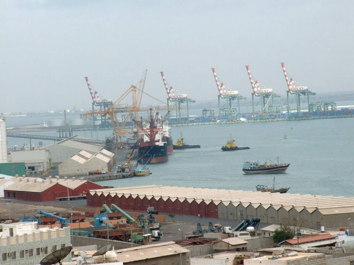 شهود عيان: مدرعات عسكرية حملت كميات ضخمة من الاموال من داخل ميناء عدن
