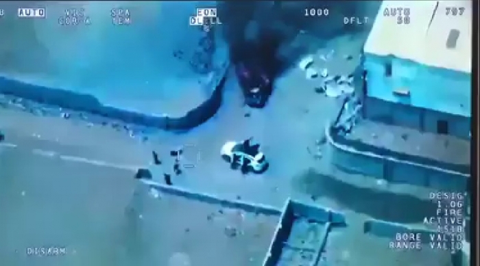 شاهد بالفيديو لحظة إستهداف إحدى سيارات الصماد ومحاولة فرار من كان فيها