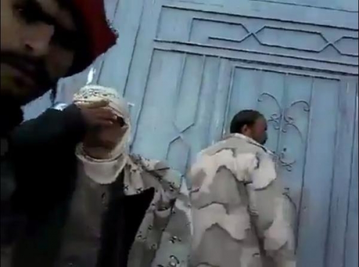 توفيق صالح يكشف عن مصرع حوثي اقتحم منزل الأحمر .. صور