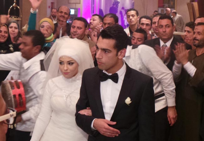 هل يمنع محمد صلاح زوجته من الظهور في وسائل الإعلام؟
