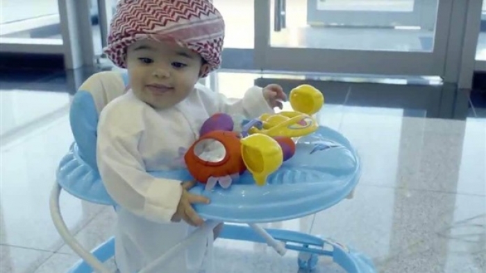 النيابة الإماراتية تحقق حول تعيين طفل موظف للسعادة في الهيئة العامة للطيران