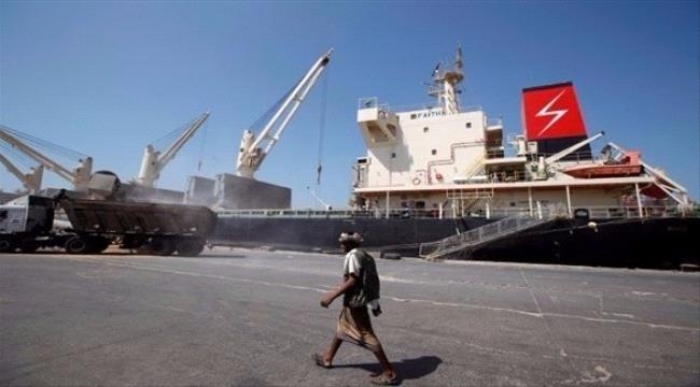 الشرعية تندد بمنع دخول سفن الوقود للحديدة