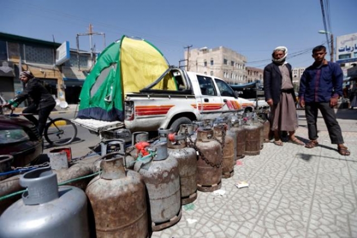 عضو في ثورية الحوثيين يحمل جماعته مسؤولية أزمة الغاز ويعترف بإنعاشها السوق السوداء