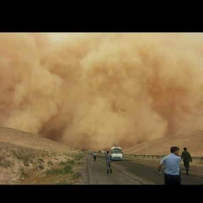شاهد بالصور: موجة غبار شديد تضرب مدينة الحديدة وتسبب حالة اختناق لعدد من السكان