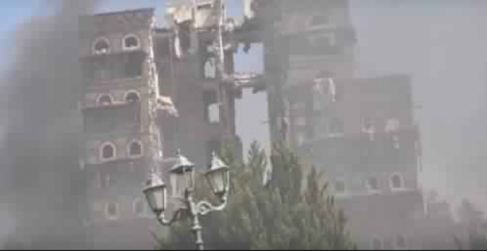 شاهد الصورة : طيران التحالف يدمير القصر الجمهوري بصنعاء .. والحوثي والمشاط بداخله