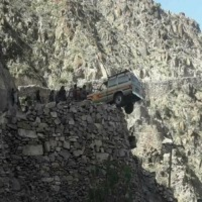 شاهد الصور: القدرة الإلهية تنقذ مواطنين من السقوط بسيارة من اعلى جبل بيهر يافع