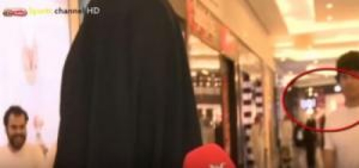 شاهد بالفيديو .. شاب يتحرش بمراسلة MBC على الهواء أثناء تصوير حلقة عن التحرش!