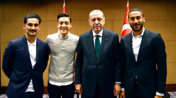 أوزيل وغندوغان يلتقيان أردوغان.. واتهامه باستغلالهما