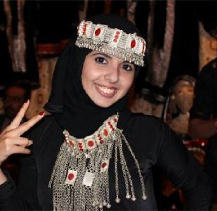 شاهد.. ( فيديو ) اشجع فتاة يمنية بصنعاء صوب الحوثيون بنادقهم نحوها لهذا السبب ففاجئتهم برد غير متوقع !