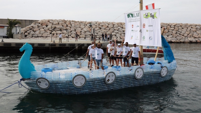 سفينة مصنوعة من 30 ألف عبوة بلاستيكية تجوب سواحل لبنان