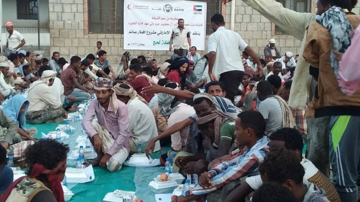 الهلال الأحمر الإماراتي يقيم إفطار جماعي بمنطقة البيطرة بتبن في محافظة لحج