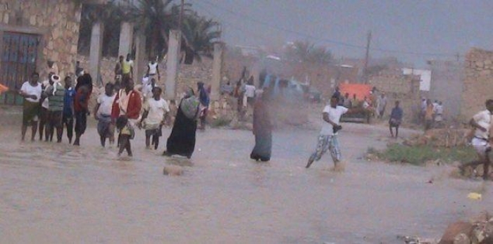 غرق سفينتين وفقدان 17 شخصًا جراء إعصار “مكونو” بسقطرى