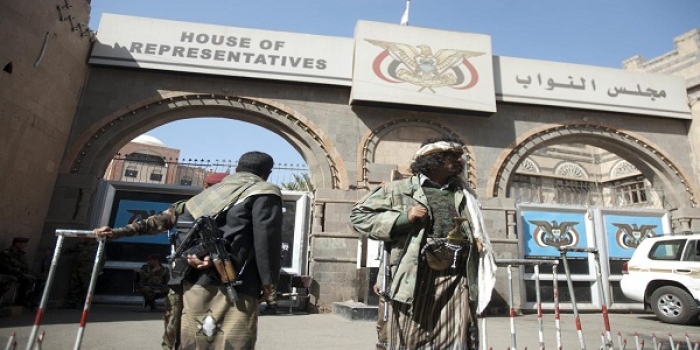 برلماني يكشف هروب أعضاء مجلس النواب من صنعاء إلى عدن والقاهرة