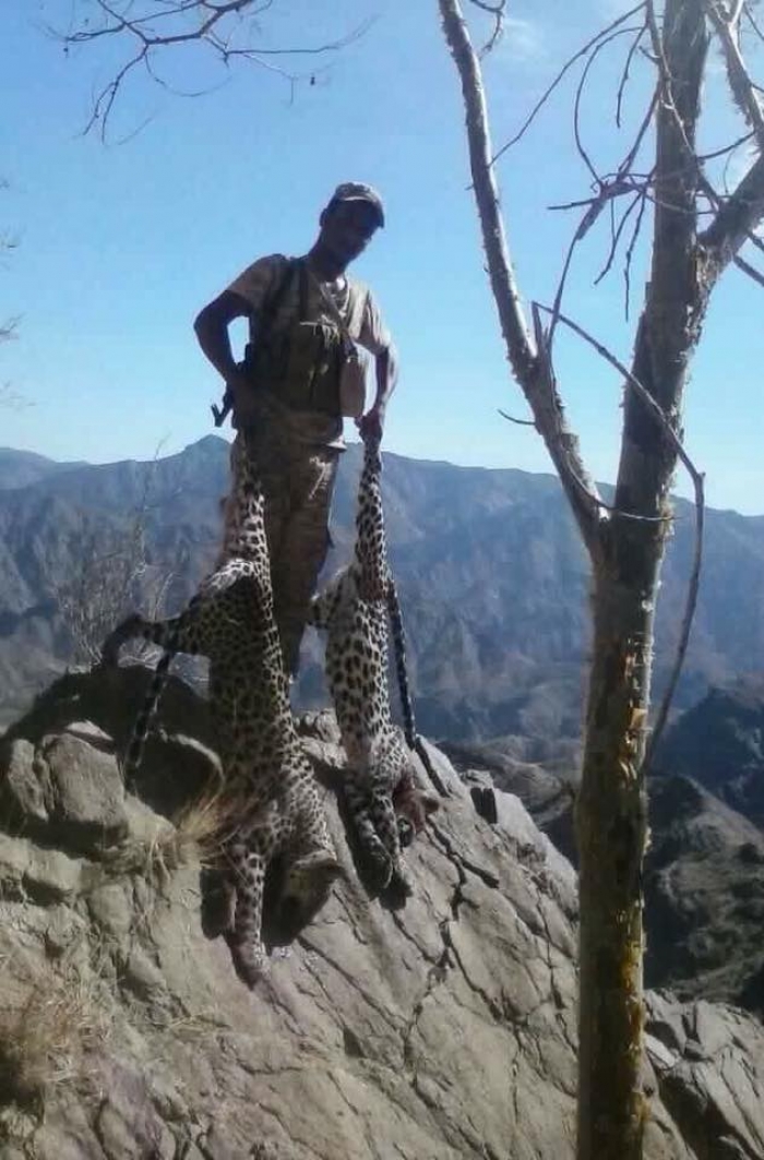 بالصور.. مواطن يستعرض بحيوانات مفترسة متوحشة  مهددة بالانقراض بالضالع