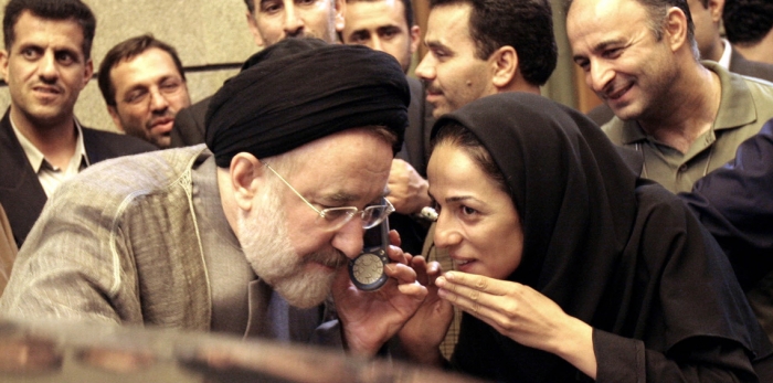 قائدة “ثورة الحجاب”.. السيدة التي يرعب شَعرها قادة إيران (صور)