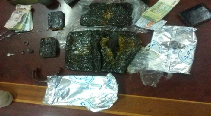 شرطة عـدن تلقي القبض على تاجري مخدرات وبحوزتهما 2كيلو حشيش (صور)