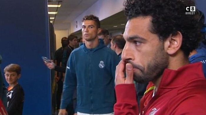 هل لاحظت نظرة رونالدو لمحمد صلاح قبل دخول الملعب؟