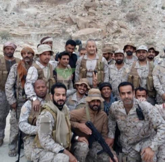 قائد قوات التحالف يتفقد العمليات العسكرية في اليمن (صورة)