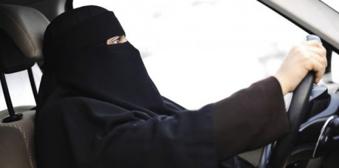 شاهد بالفيديو.. أول امرأة سعودية تحصل على رخصة قيادة