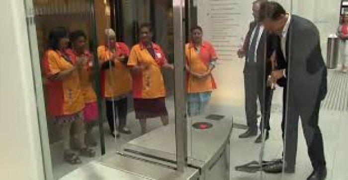 بالفيديو... رئيس وزراء هولندا ينظف أرضية البرلمان بعد سقوط قهوته