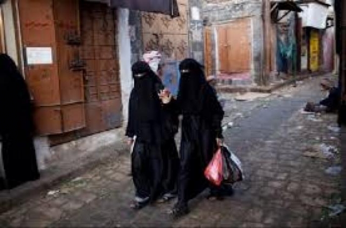 مشرف حوثي يعتدي على امرأة في الشارع بصاعق كهربائي في صنعاء