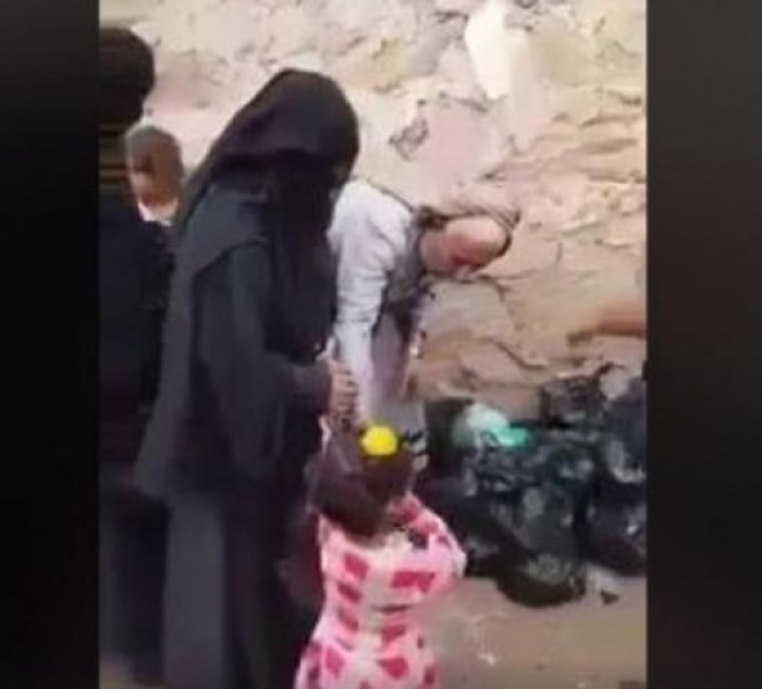 فيديو يوضح بشاعة الحوثي الذي ينهب حق الشعب ويمن عليه بالفتات .. شاهد