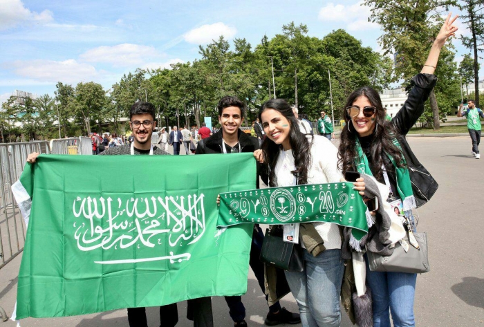 بالفيديو والصور : مشجعات سعوديات في روسيا متبرجات يرتدين الجينز والنظارات الشمسية!