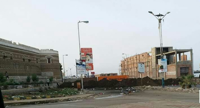 عاجل .. الحوثيين تغلق الخط الساحلي المؤدي لدوار مطار الحديدة .. شاهد صورة