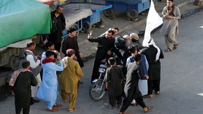 أول سيلفي بدون حجاب مع طالبان