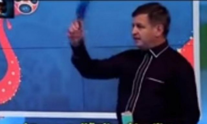 شاهد بالفيديو: مدرب تيشيكي يحلل مباريات كأس العالم ويرتدي الزي اليمني ويرقص البرع