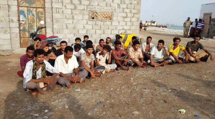 شاهد صورة جديدة  للأسرى الحوثيين الذين سلموا أنفسهم للجيش الوطني بالحديدة