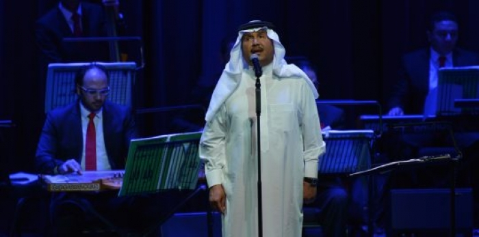 بالفيديو .. السعوديات يخطفن الأضواء في حفل الفنان محمد عبده ويجبرنه على التفاعل‎